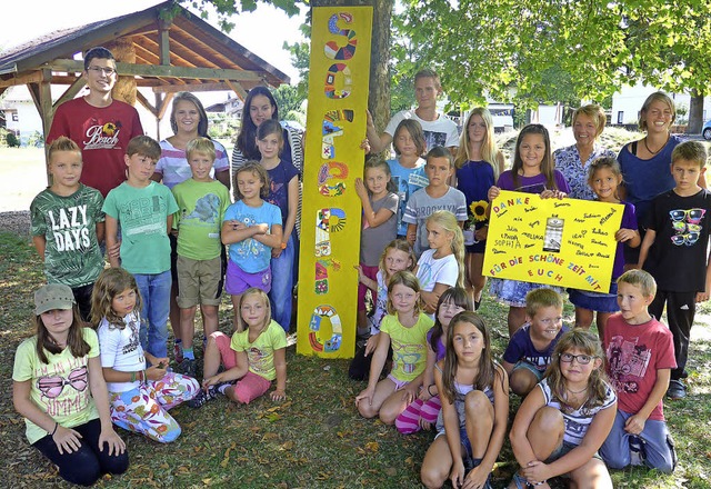 Stolz zeigten  die Kinder die Holzstel...ka Eckert und Daria Mller (von links)  | Foto: Claudia Marchlewski