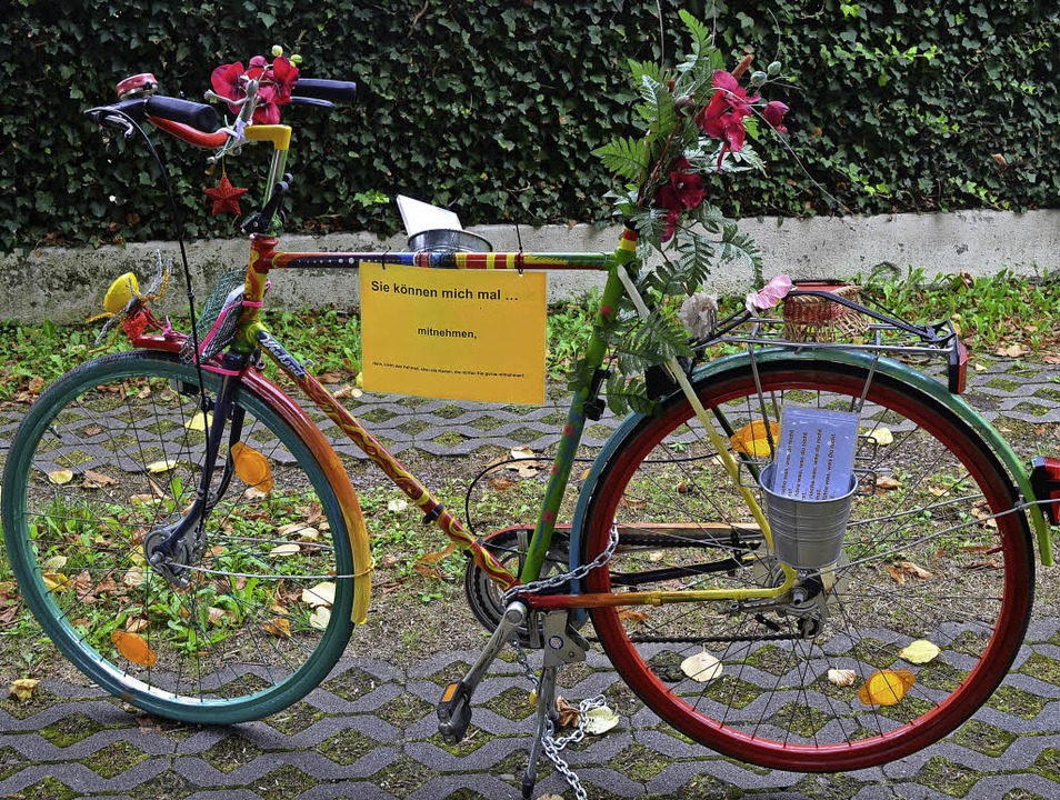 Das Fahrrad und  Postkarten wecken Neugier.   | Foto: Friederike Nottbrock