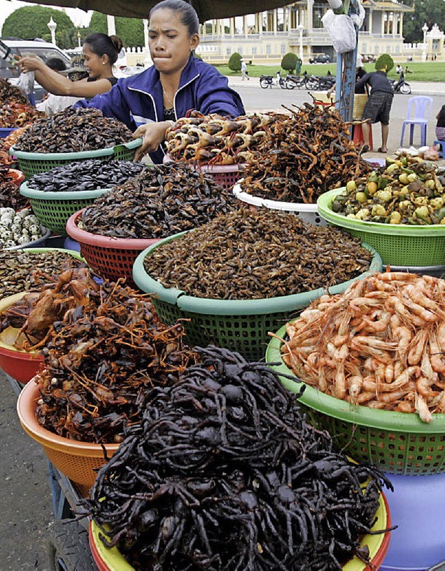 Asiatische Spezialitt: Insekten auf dem   Markt in Phnom Penh   | Foto: dpa