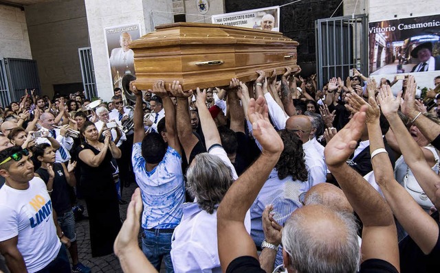 Mega-Beerdigung: Vittorio Casamonica wurde zu Grabe getragen.  | Foto: dpa