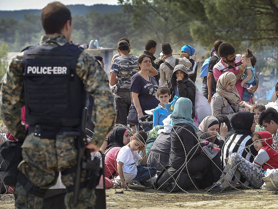 Mazedonische Polizisten bewachen die gesperrte Grenze   | Foto: DPA