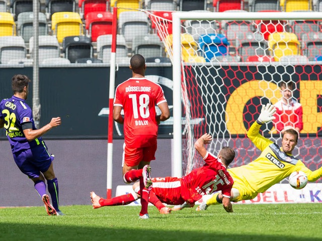 Gleich steht es 1:0 &#8211; Vincenzo Grifo mit seinem Tor fr den Sportclub.  | Foto: dpa