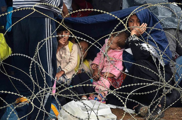 Hinter Stacheldraht: Flchtlinge an der mazedonischen Grenze  | Foto: dpa