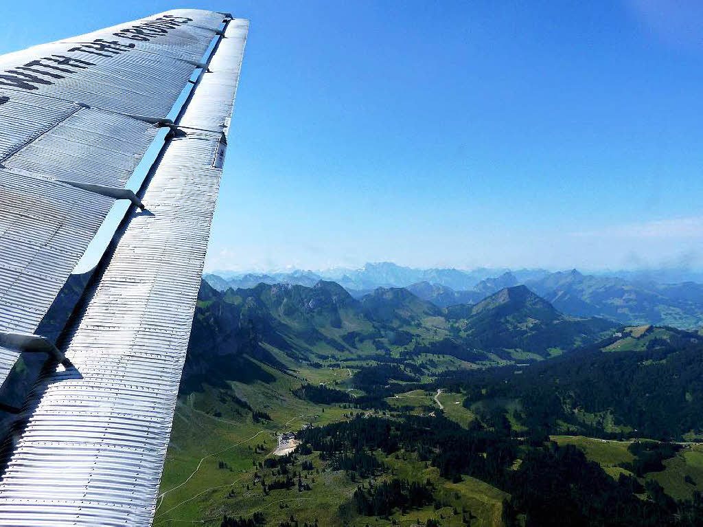 Die schne Aussicht auf die Schweizer Alpen hat Thea Pflger aus Rheinfelden bei ihrem Rundflug von Friedrichshafen aus festgehalten.