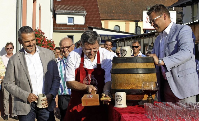 Brgermeister Heinrich Dixa (Mitte) is...heimer Wein- und Gassenfest erffnet.   | Foto: Adelbert Mutz