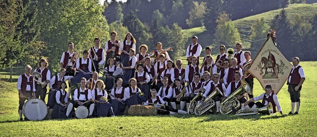 Die befreundete Musikkapelle Oberreute...am Mittagstisch bayrische Schmankerln.  | Foto: Privat