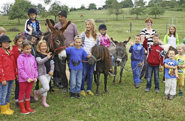 Das Herumfhren der Esel und Ponys von...Maulburger Ferienspa-Kindern Freude.   | Foto: Lacher