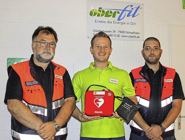 Freuen sich ber den Defibrillator: Em...s Rther und Marko Szkoll (von links)   | Foto:  ZVG