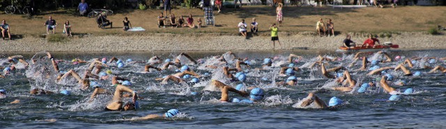 Das Wasser &#8222;kocht&#8220;: Die Te... Riegel in die Fluten des Mller-Sees.  | Foto: Felix Lieschke