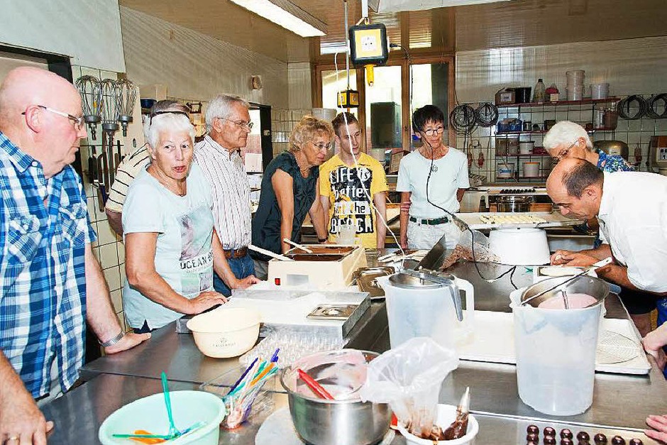 Die Kunst, feine Pralinen herzustellen. Konditormeister Robert Dees aus Ettenheim zeigt BZ-Lesern wie’s geht. (Foto: Olaf Michel (Bilder-Michel.de)) Die Kunst, feine Pralinen herzustellen. Konditormeister Robert Dees aus Ettenheim zeigt BZ-Lesern wie’s geht. (Foto: Olaf Michel (Bilder-Michel.de))