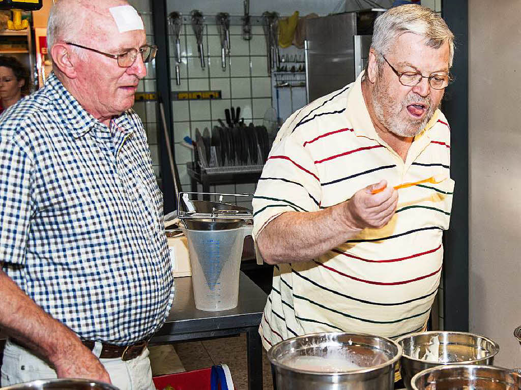 Die Kunst, feine Pralinen herzustellen. Konditormeister Robert Dees aus Ettenheim zeigt BZ-Lesern wie’s geht.