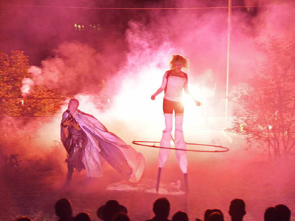 Zum Schluss der Knaller, im Salmeggpark: Das Brandkommando Stiltlife inszenierte eine Pyro- und Feuershow mit the Angel's Skyfall