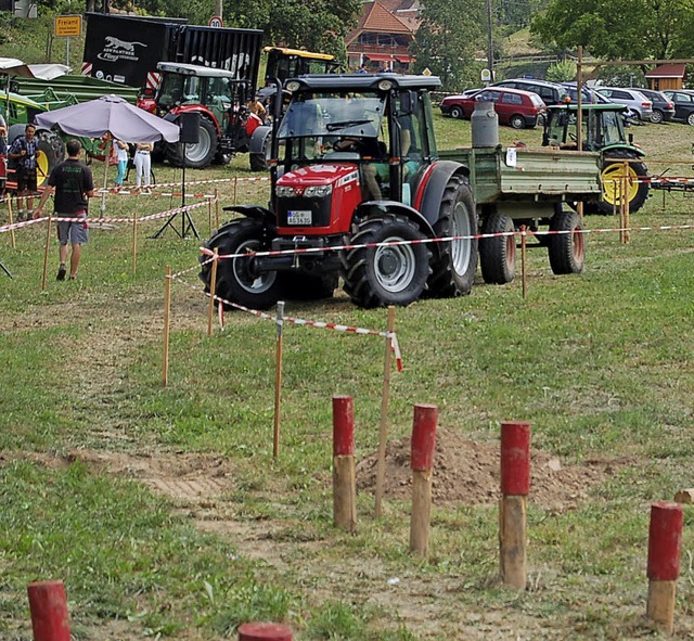 Gar nicht so einfach: Den Traktor mit ...sse auf  unebenem Gelnde zu steuern.   | Foto: Christian Ringwald