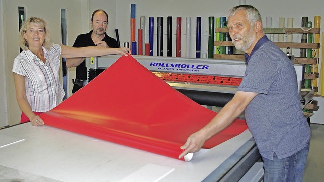 Fr glatte Flchen ist die Foliermasch...e Buchmann, rechts  Norbert Dworschak.  | Foto: Rolf Reimann