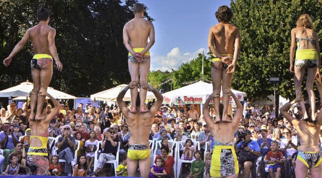Einfach fantastisch: Die Akrobaten der...s Publikum ist vom Knnen begeistert.   | Foto: Ingrid Bhm-Jacob