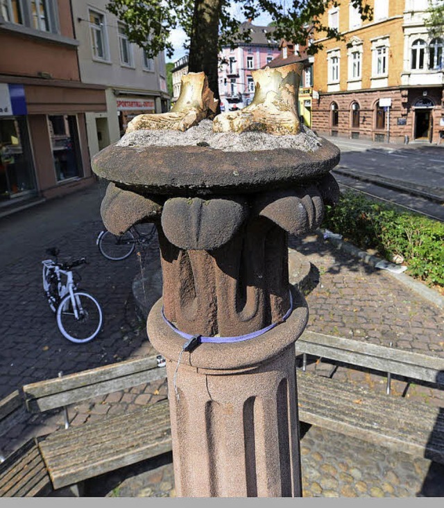 Brunnen bei der Schwabentorbrcke mit aufgeklebten Fen  | Foto: Rita Eggstein