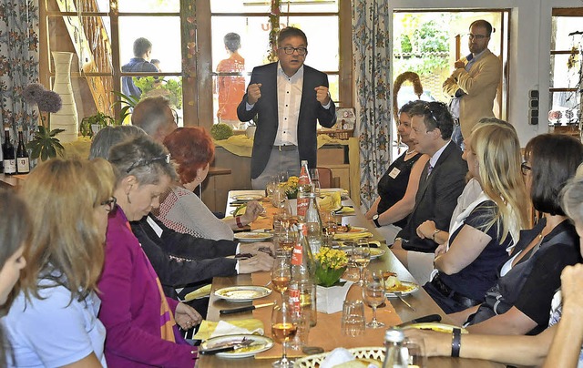 Kmpferisch: Guido Wolf (Mitte) beim &#8222;Ladies Lunch&#8220;    | Foto: m. bamberger