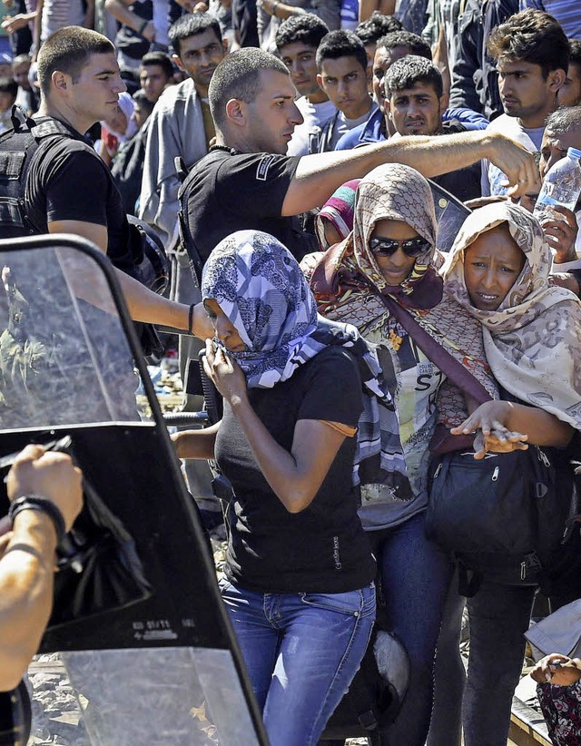 Flchtlingsmassen drngen sich an der Grenze zwischen Serbien und Mazedonien.  | Foto: dpa