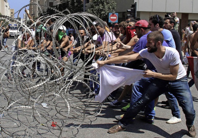 Demonstranten vor dem Regierungspalast in Beirut  | Foto: dpa