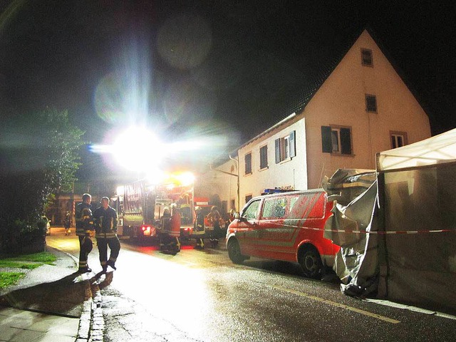 Ein Groaufgebot an Rettungskrften wa...orsichtshalber vier Huser  evakuiert.  | Foto: Jutta Schtz