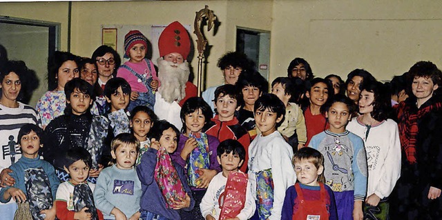 Der Nikolaus kam 1991 auch zu den Kinder der Flchtlinge.  | Foto: PRIVAT