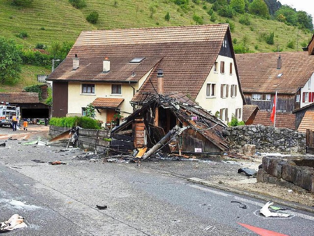 Trmmer und Spurensuche nach dem Flugzeugunglck in Dittingen.  | Foto: AFP