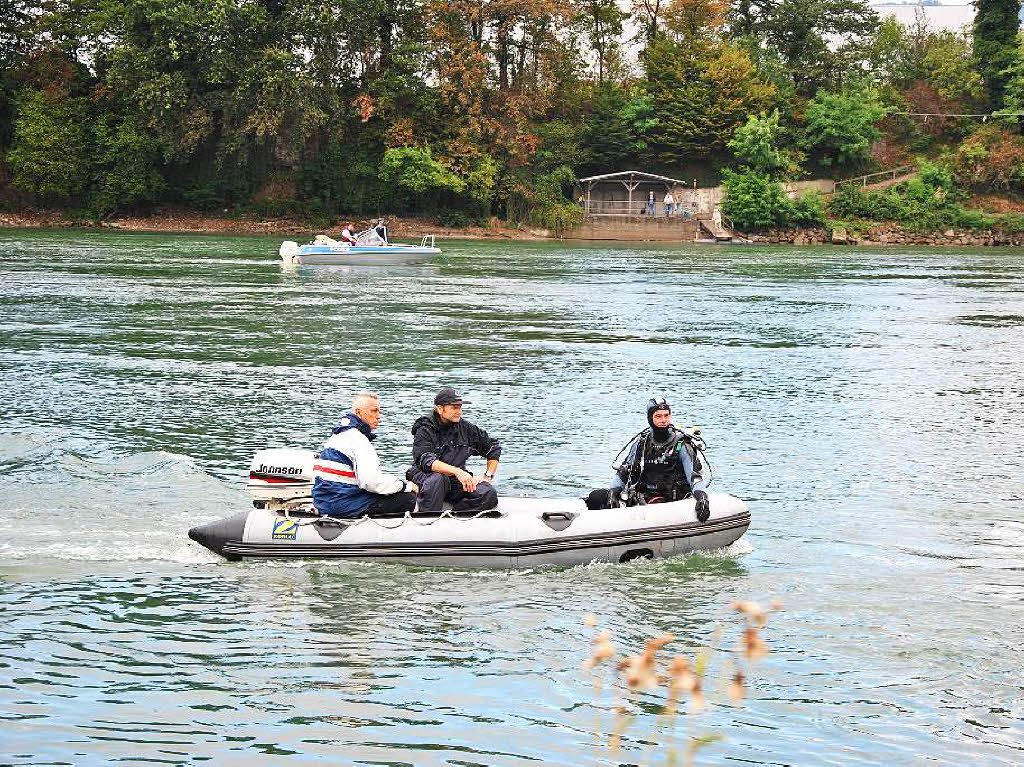 Polizeiwagen aus dem Rhein geborgen Polizeiwagen aus dem Rhein geborgen