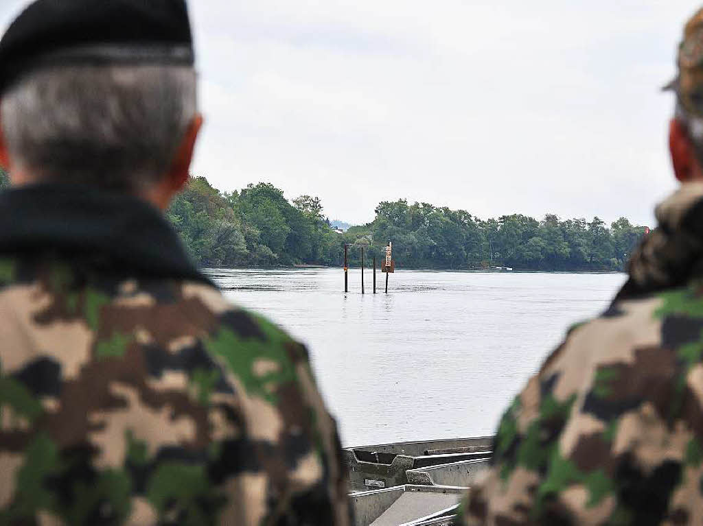 Polizeiwagen aus dem Rhein geborgen Polizeiwagen aus dem Rhein geborgen