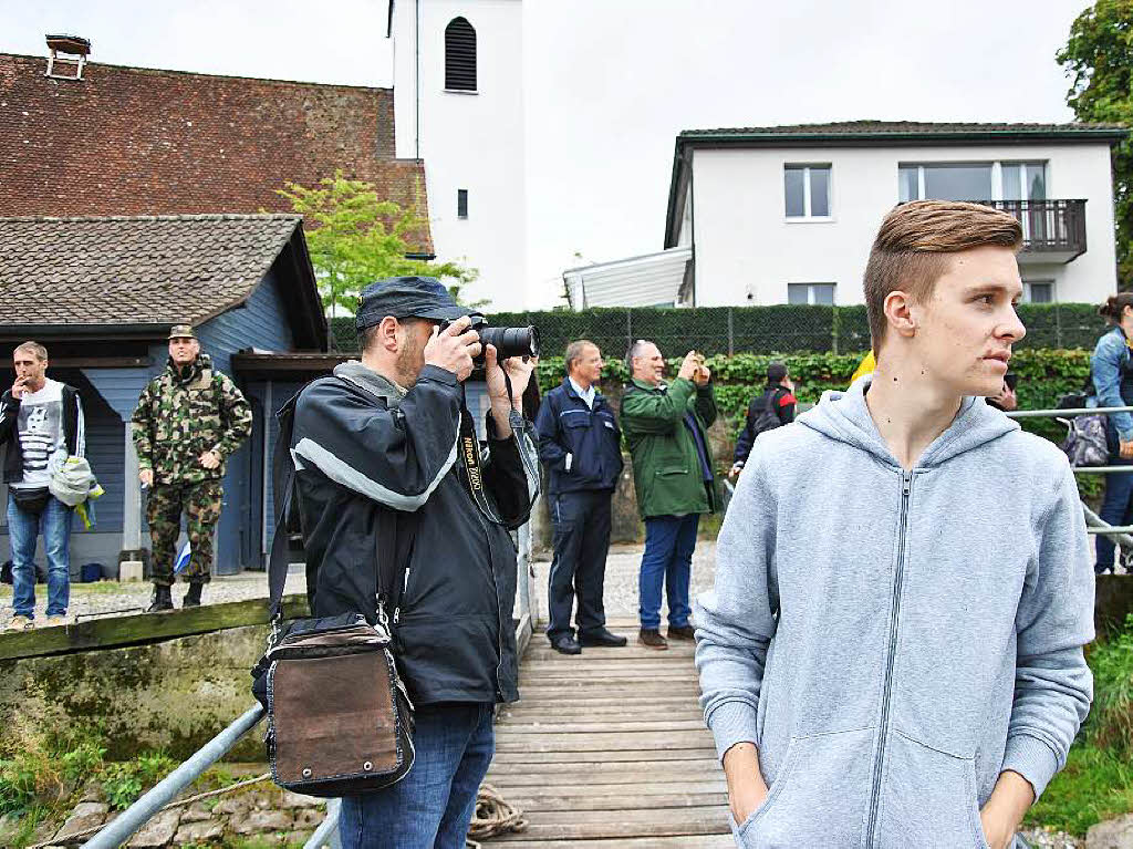 Polizeiwagen aus dem Rhein geborgen Polizeiwagen aus dem Rhein geborgen