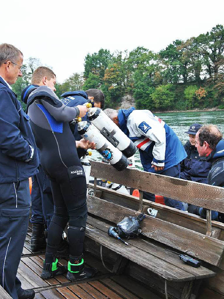 Polizeiwagen aus dem Rhein geborgen Polizeiwagen aus dem Rhein geborgen