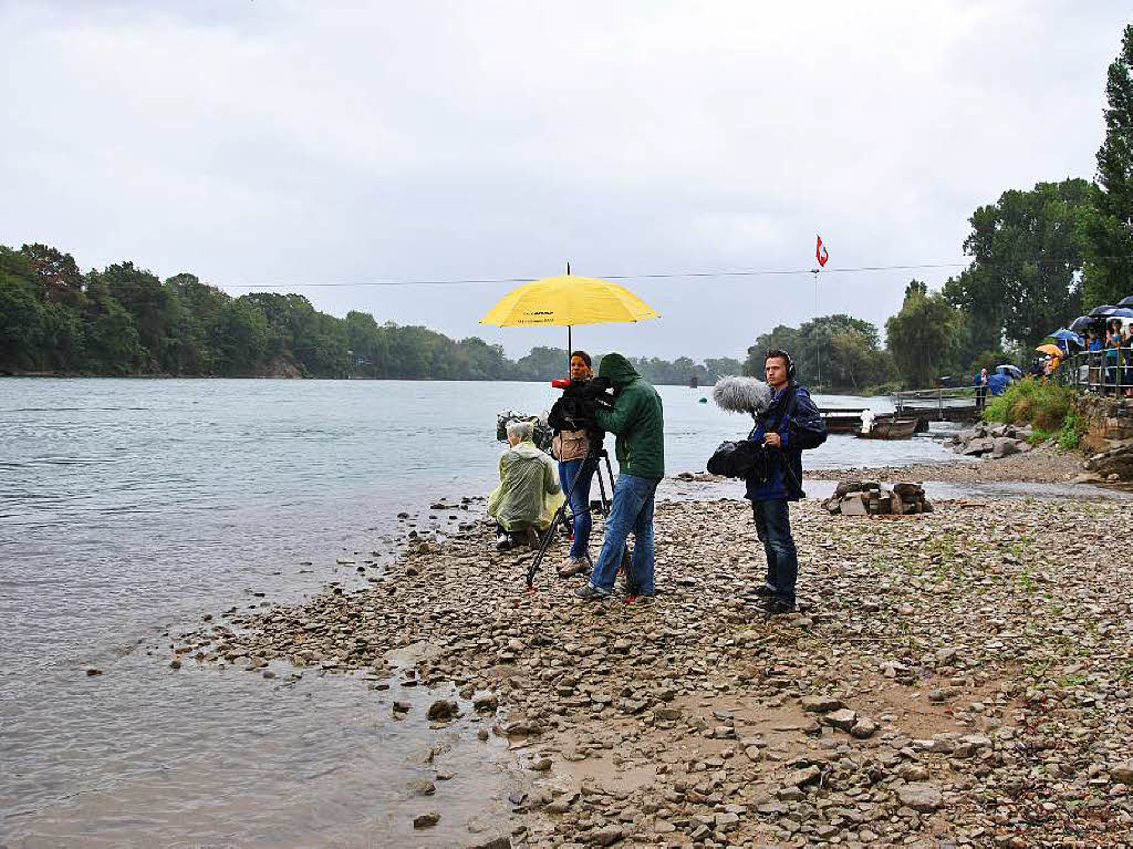 Polizeiwagen aus dem Rhein geborgen Polizeiwagen aus dem Rhein geborgen
