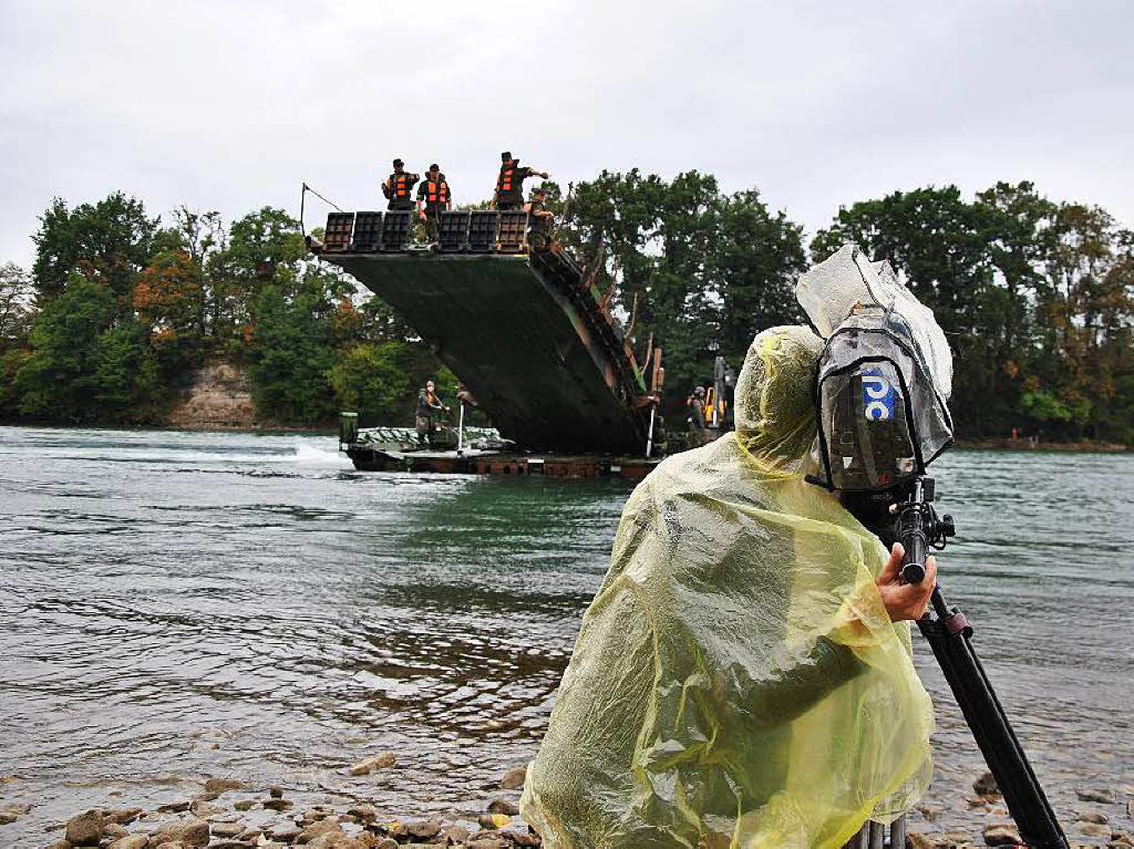 Polizeiwagen aus dem Rhein geborgen Polizeiwagen aus dem Rhein geborgen