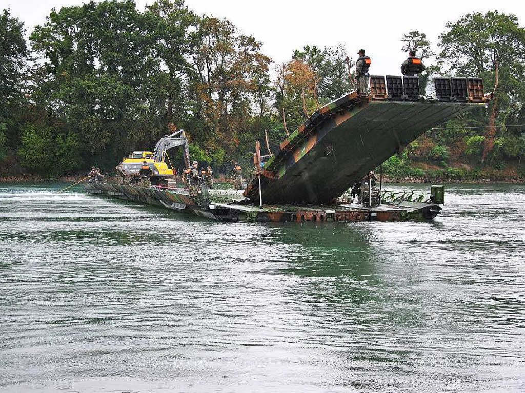 Polizeiwagen aus dem Rhein geborgen Polizeiwagen aus dem Rhein geborgen