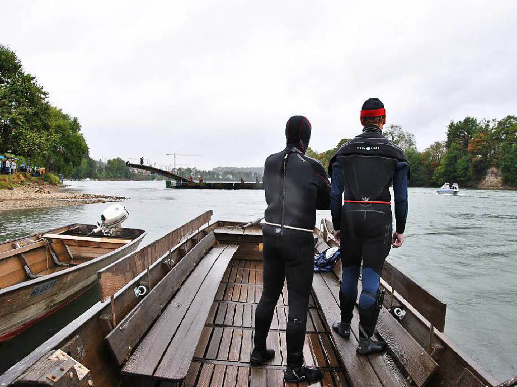 Polizeiwagen aus dem Rhein geborgen Polizeiwagen aus dem Rhein geborgen