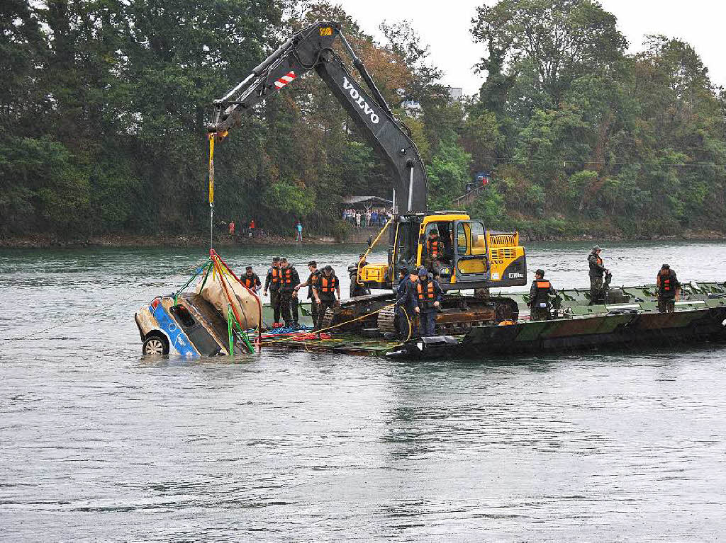 Polizeiwagen aus dem Rhein geborgen Polizeiwagen aus dem Rhein geborgen