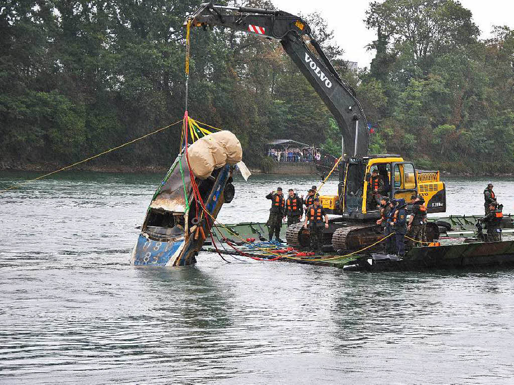 Polizeiwagen aus dem Rhein geborgen Polizeiwagen aus dem Rhein geborgen