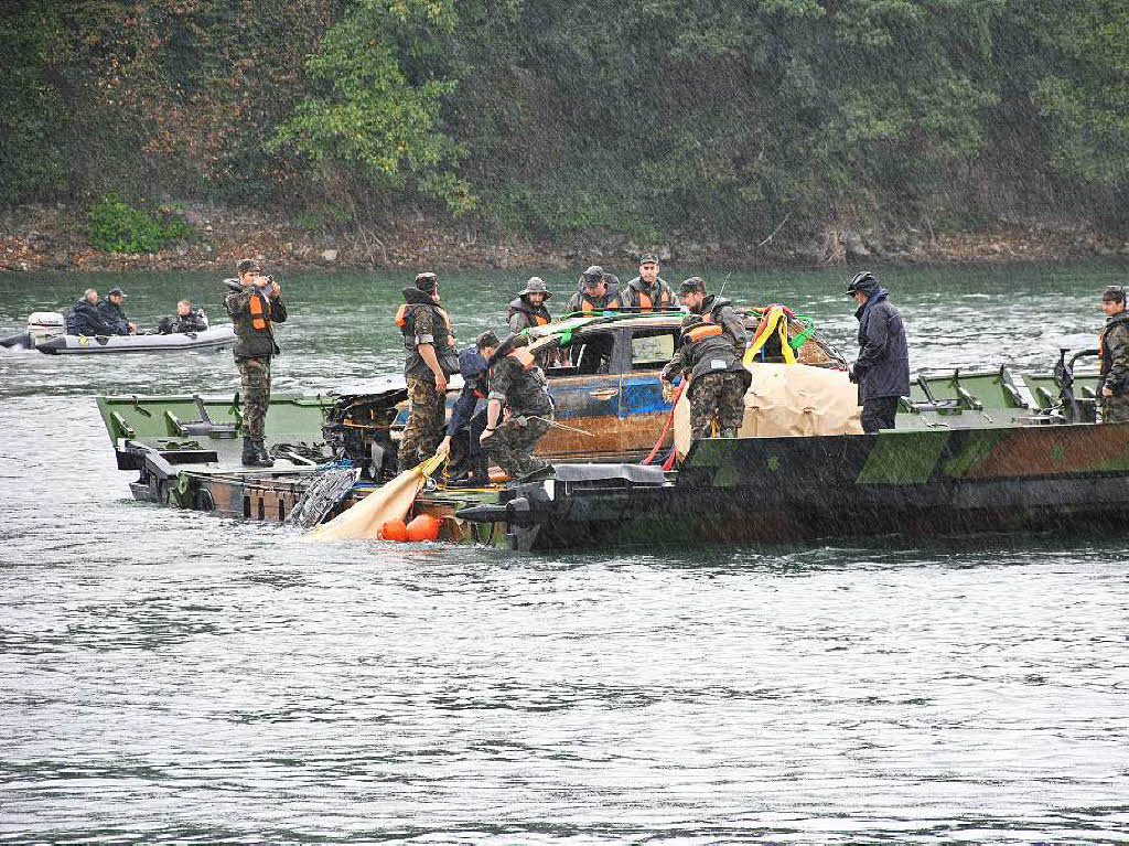 Polizeiwagen aus dem Rhein geborgen Polizeiwagen aus dem Rhein geborgen