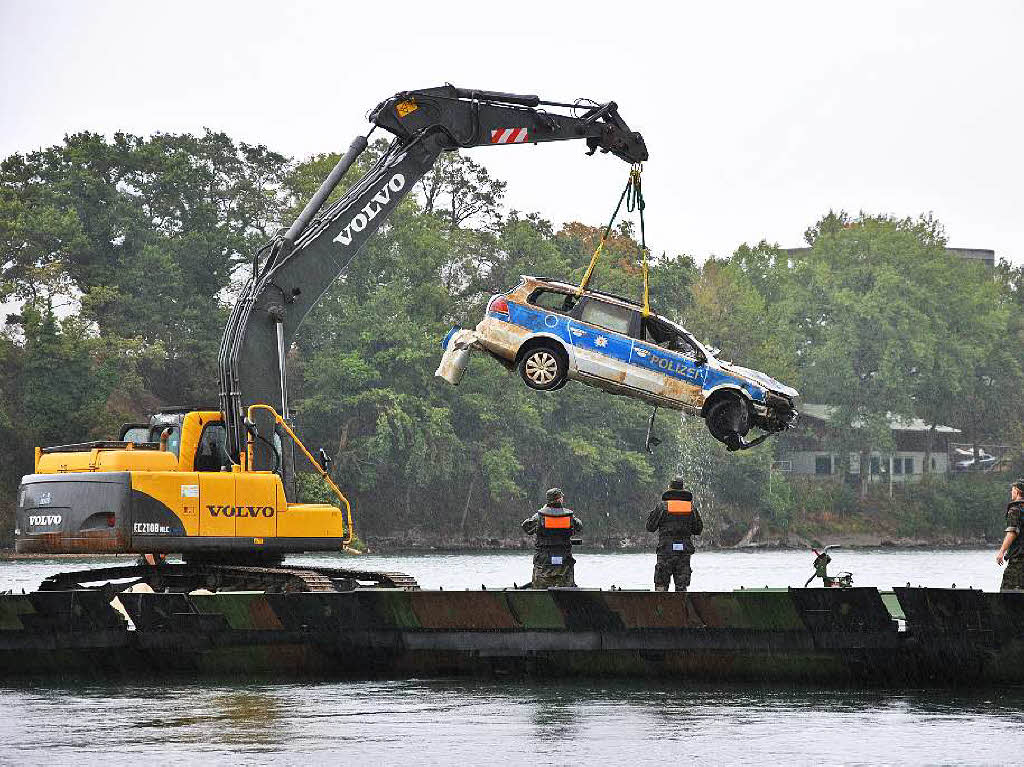 Polizeiwagen aus dem Rhein geborgen Polizeiwagen aus dem Rhein geborgen