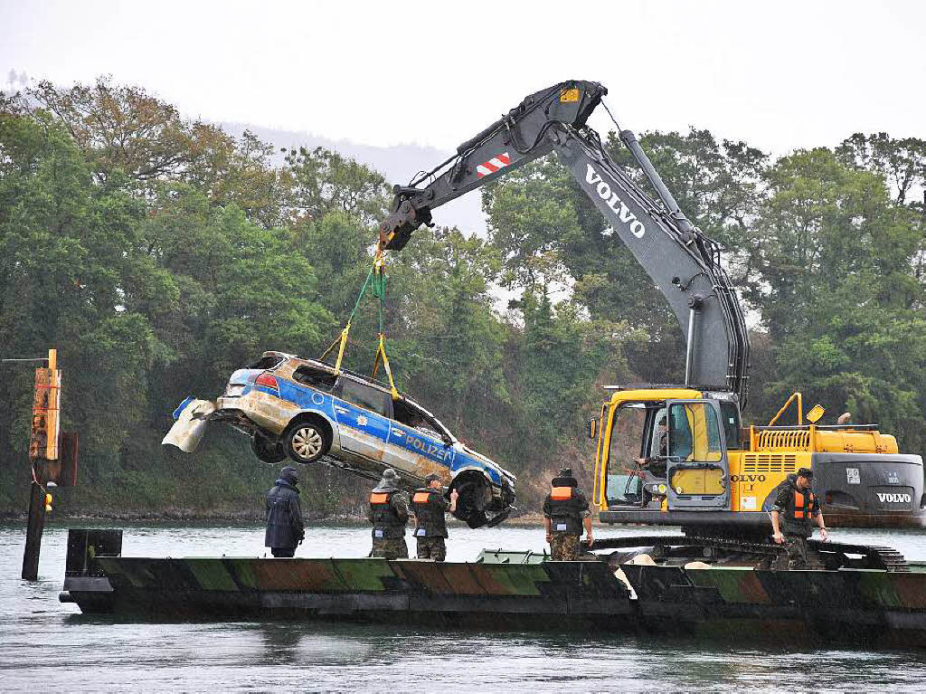Polizeiwagen aus dem Rhein geborgen Polizeiwagen aus dem Rhein geborgen
