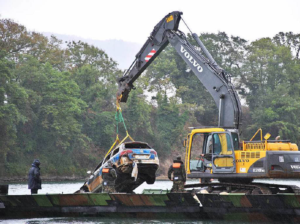 Polizeiwagen aus dem Rhein geborgen Polizeiwagen aus dem Rhein geborgen