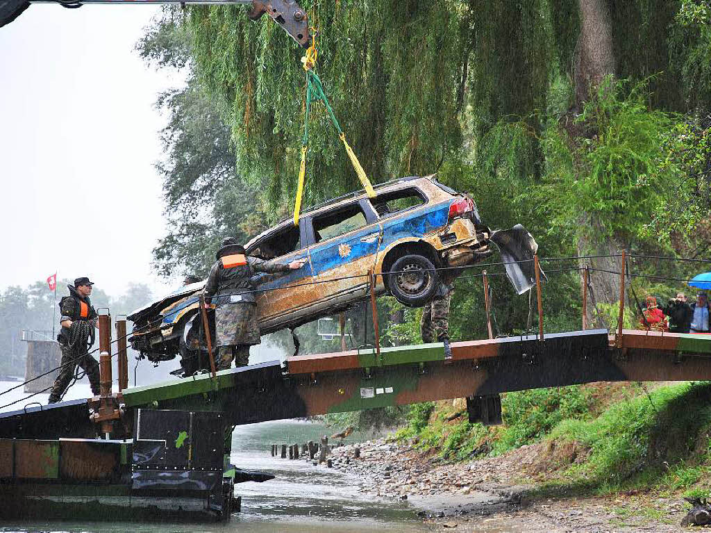 Polizeiwagen aus dem Rhein geborgen Polizeiwagen aus dem Rhein geborgen