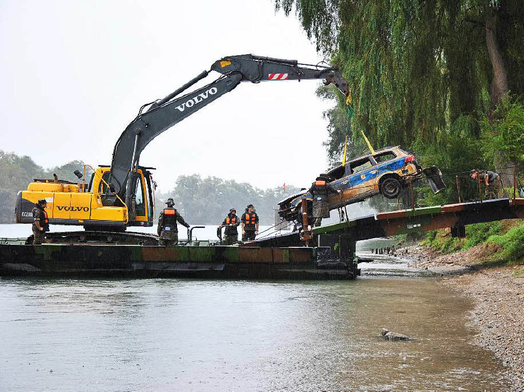 Polizeiwagen aus dem Rhein geborgen Polizeiwagen aus dem Rhein geborgen