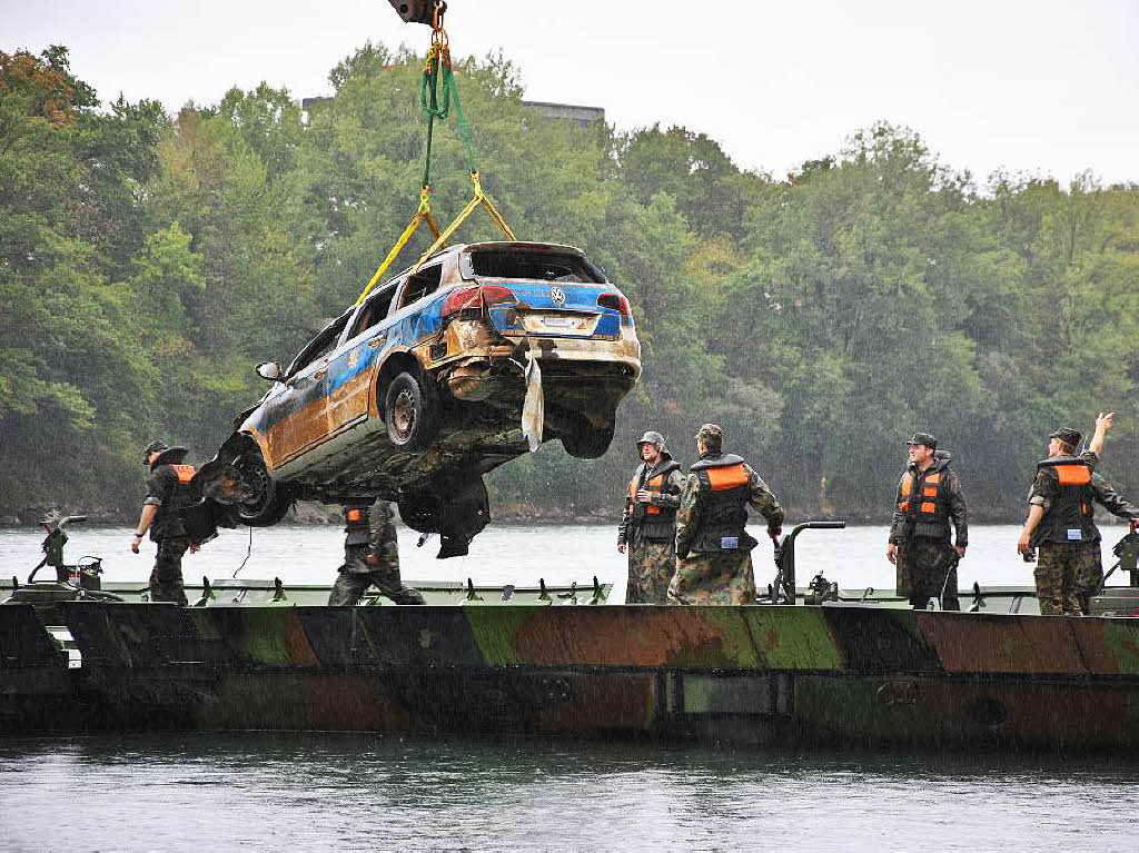 Polizeiwagen aus dem Rhein geborgen Polizeiwagen aus dem Rhein geborgen