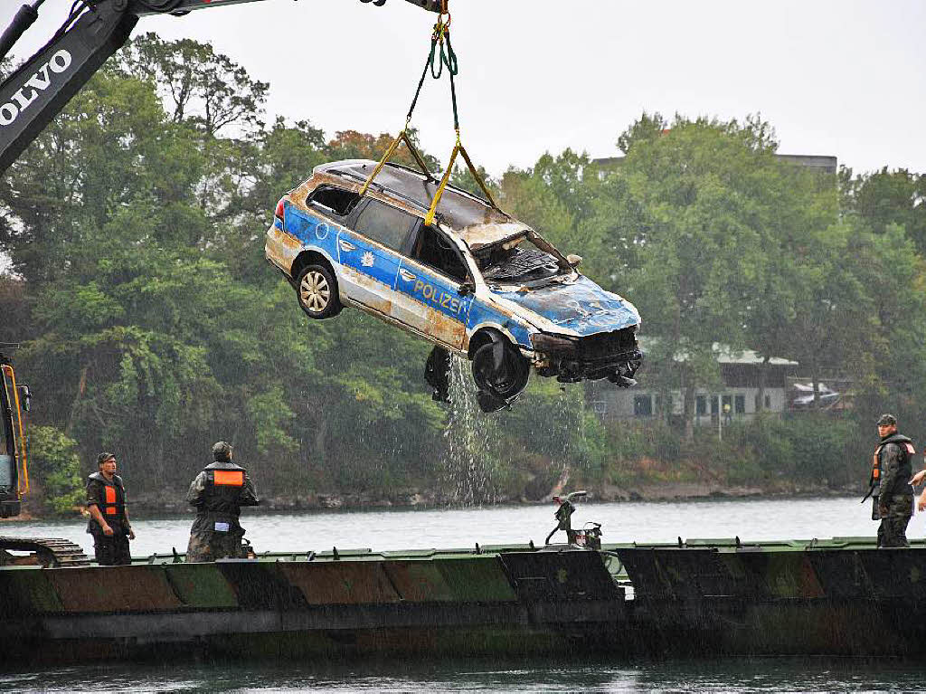 Polizeiwagen aus dem Rhein geborgen Polizeiwagen aus dem Rhein geborgen