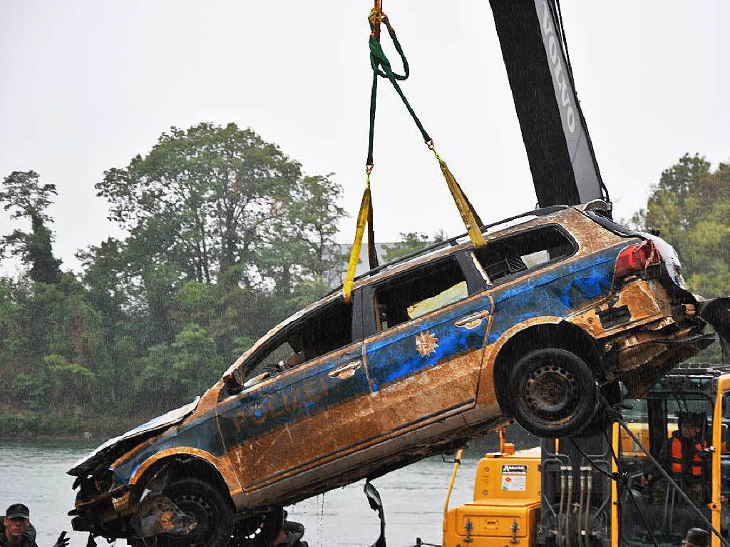 Polizeiwagen aus dem Rhein geborgen Polizeiwagen aus dem Rhein geborgen