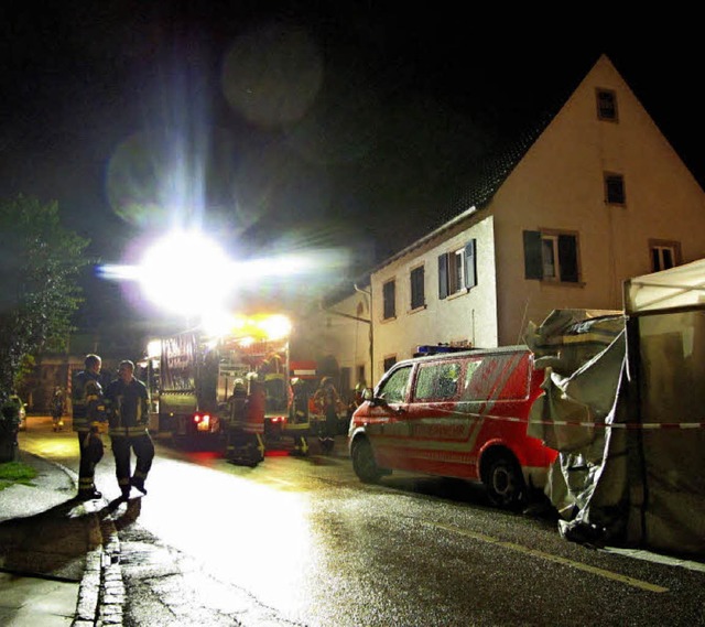 Feuerwehren aus zwei Landkreisen und w...te waren beim Einsatz in Rheinweiler.   | Foto: Jutta Schtz