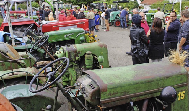 Dicht an dicht standen die historischen Traktoren aufgereiht.  | Foto: Cremer