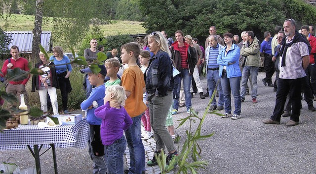 Im groen Kreis stehen die Wanderer be... Schwarzwlder Spezialitten (links).   | Foto: Ulrike Spiegelhalter