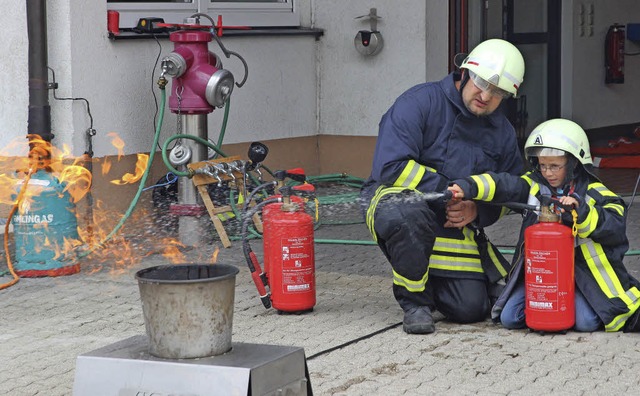 Feuer lschen durften die Kinder bei ihrem Besuch der Feuerwehr Neustadt.  | Foto: akh