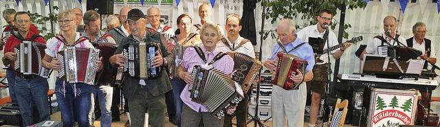 Das Musikanten-Treffen hat auch im zeh...n sich die Mitwirkenden auf der Bhne.  | Foto: Dieter Maurer